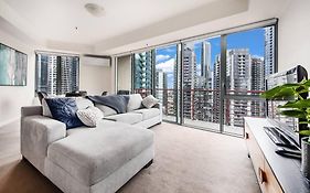 Spacious 1 Bedroom Apartment Close To Crown